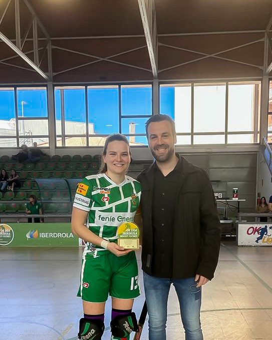 cerdanyolach's tweet photo. 🏅 Abans del partit d’#OkLigaF, @gemmasole13 ha rebut el premi com a MVP del mes de gener de mans del seleccionador de la @FedPatinaje, Ricard Muñoz. 

Enhorabona, Gemma! 👏

#ForçaSarda 💚 https://t.co/hjHZUdBg00