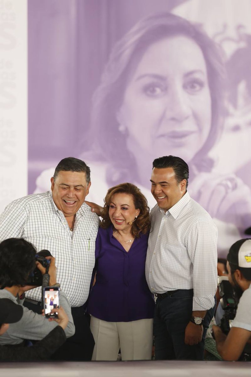 LupitaMurguiaG's tweet photo. Hoy tuve la oportunidad de dar un mensaje a miles de mujeres queretanas, acompañada de las y los liderazgos que definen el rumbo de nuestra ciudad. 

No tengo duda, las mujeres son el motor de Querétaro y la fuerza que nos llevará al siguiente nivel.

#EsTiempoDeLM https://t.co/zHz788rXya