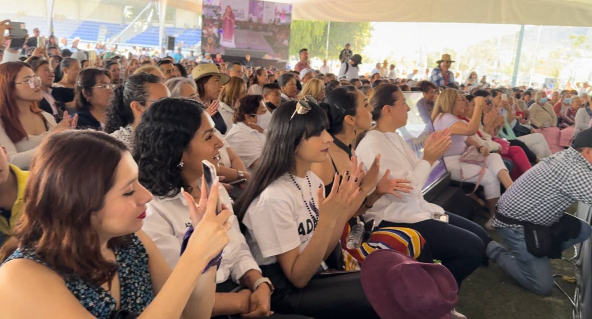 LupitaMurguiaG's tweet photo. Hoy tuve la oportunidad de dar un mensaje a miles de mujeres queretanas, acompañada de las y los liderazgos que definen el rumbo de nuestra ciudad. 

No tengo duda, las mujeres son el motor de Querétaro y la fuerza que nos llevará al siguiente nivel.

#EsTiempoDeLM https://t.co/zHz788rXya