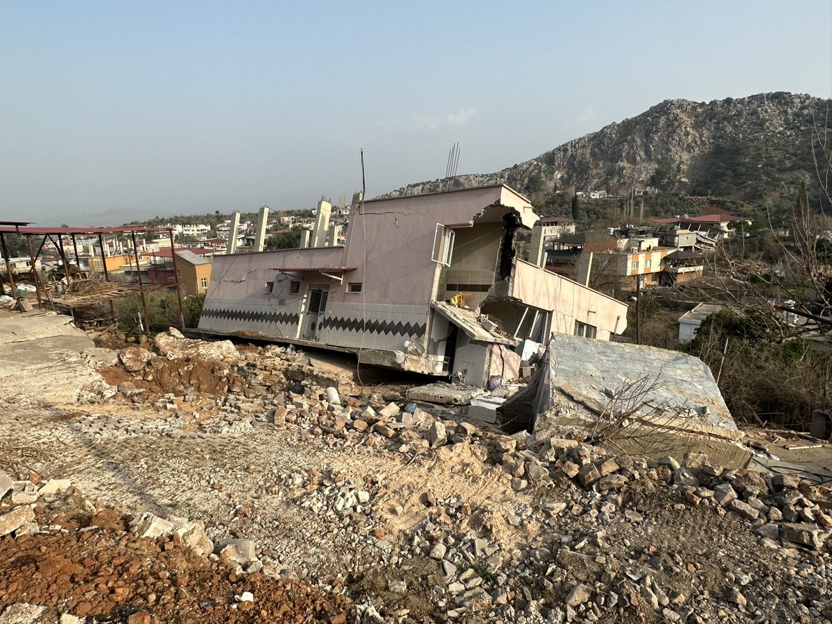 hibrahimpolat's tweet photo. ...

Beton, demir, kolon, duvar, temel... Hepsi geçer, geçiyor. 

Çok yer gezdim, çok insana dokundum. Duydum, bildim yalnızca hikayelerdi geriye kalan... 

Herkes birilerine ait artık geri dönmeyecek o kutsal geçmişi anlatıyor. Budur hasar tespiti... https://t.co/ighxnX3UpP