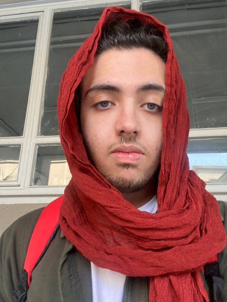 L’imagination des Iraniens dans la lutte contre le régime !! Ces derniers jours des hommes publient des photos d’eux avec un voile pour dénoncer l’absurdité du voile obligatoire et l’injustice que subissent les femmes en #Iran depuis plus de quatre décennies. #MahsaAmini