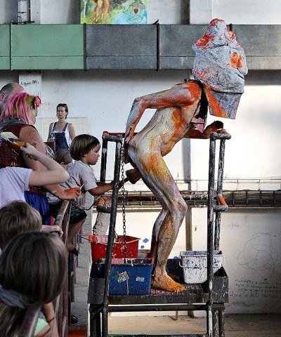 No sé ustedes, pero en mi caso nunca llevaré a mi hijo a un taller de "arte" progresista.