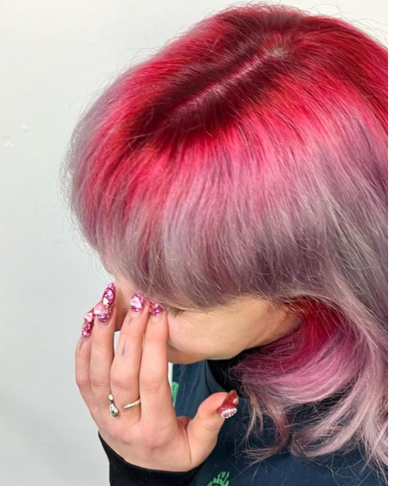 manicpanic_uk's tweet photo. Blood red roots for spring? Yes, please! 💘💘

@wundercuthair Vampire's Kiss 🎨💋

#manicpanicpro #manicpanicprofessional #MPUK #UV #uvhair #collection #haircollection #manicpanicuk #manicpanic #vivid #vividhair #vegan #vegancolour #veganlife #vegansofinstagram https://t.co/MDRdor5Kr7