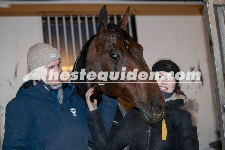 Første Vilde sier når vi kommer i stallen : hvorfor har jeg ikke starta med trav før. 
Deilig seier🐴