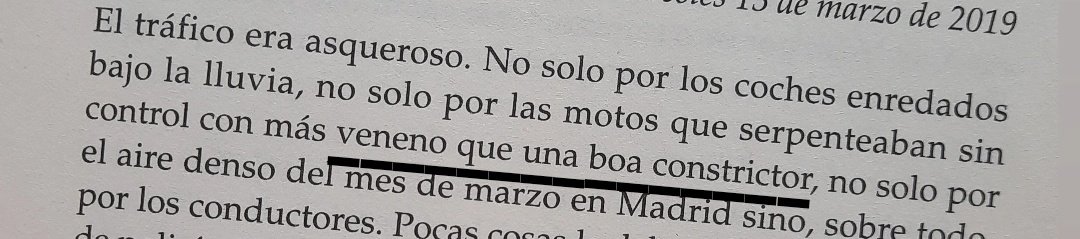 DemelMB's tweet photo. Te compras un libro en una librería porque lo pintan genial, "el nuevo rey de la novela negra" (humildad, con un par). Expectativas altísimas. Lo empiezas a leer y te encuentras ESTO.  

Súper descripciones, boas que tienen veneno y pupilas que adquieren color. Hay que joderse. https://t.co/UZBOyG3qjU