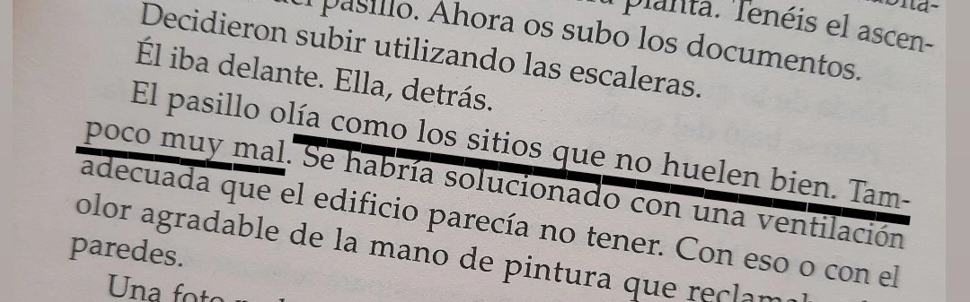 DemelMB's tweet photo. Te compras un libro en una librería porque lo pintan genial, "el nuevo rey de la novela negra" (humildad, con un par). Expectativas altísimas. Lo empiezas a leer y te encuentras ESTO.  

Súper descripciones, boas que tienen veneno y pupilas que adquieren color. Hay que joderse. https://t.co/UZBOyG3qjU