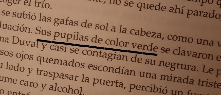DemelMB's tweet photo. Te compras un libro en una librería porque lo pintan genial, "el nuevo rey de la novela negra" (humildad, con un par). Expectativas altísimas. Lo empiezas a leer y te encuentras ESTO.  

Súper descripciones, boas que tienen veneno y pupilas que adquieren color. Hay que joderse. https://t.co/UZBOyG3qjU