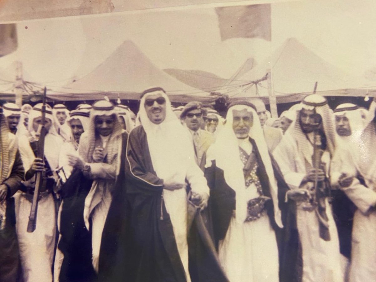 abonaif53267837's tweet photo. من أثمن ما أقتني:
صاحب السمو الملكي الأمير خالد الفيصل مستشار خادم الحرمين الشريفين وأمير منطقة مكه المكرمه أثناء زيارته لبلاد قحطان وفي استقباله الشيخ سعد بن عبدالرحمن بن ثقفان ( رحمه الله ). https://t.co/4WyWdQm9kt