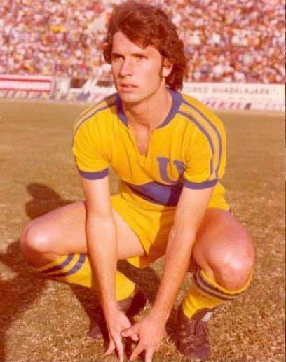 elcompitv's tweet photo. Hoy cumple años un regio ilustre, trabajador, inteligente y apasionadamente futbolero!!!

Felices 67 años Sr @rgomezjunco 

Ex futbolista, periodista, columnista, escritor y un buen hombre.

Robert fue el primer regio en ser campeón del fútbol mexicano (Tigres 1977-78) https://t.co/4uf9cUoLk6