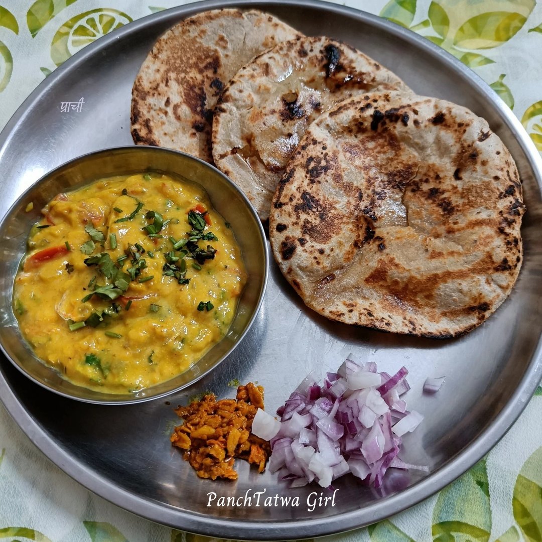 @jayaaug It's called gakar besan or pithla bhakar in #Maharashtra 
Anytime #comfortfood and soul food too. #maharashtrianfood #besan