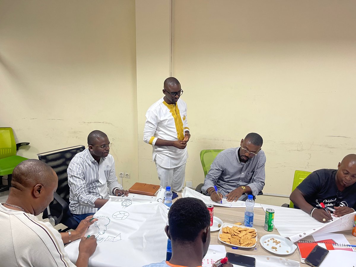 patrickmeyo1's tweet photo. Formation avec le groupe #Foberd, nous parlons de #stratégie commerciale. Ils sont actifs dans l'#industrie et les services connexes. Dans ce domaine, c'est l'un des principaux fournisseurs de biens et de produits vendus par l'intermédiaire de réseaux de #distribution au #Gabon https://t.co/aqKeFPpKC3