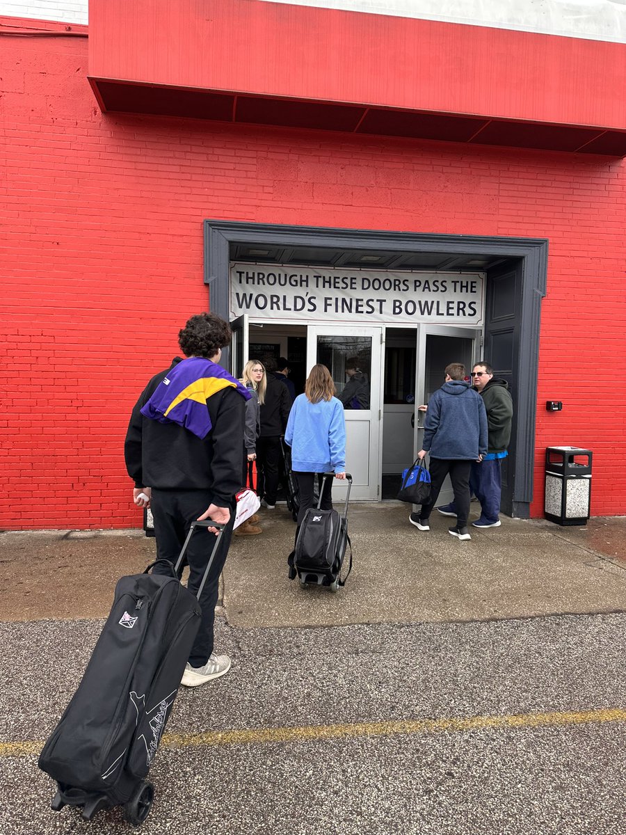 Avon_Bowling's tweet photo. Another day in the bowling alley…only this time it was with the members of the @PBATour!  Thank you to @AvonLakeSports and Bill Gallagher for organizing this event.  What an experience to learn from the best!  We will be back Wednesday to watch all the action! 🦅🎳 https://t.co/ZhZQeeiGF9