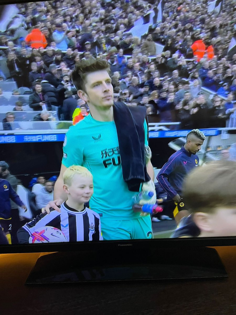 helush's tweet photo. Thank you @Popey1992 you made Oliver’s day so special today! #NUFC https://t.co/g56YLGyBsB