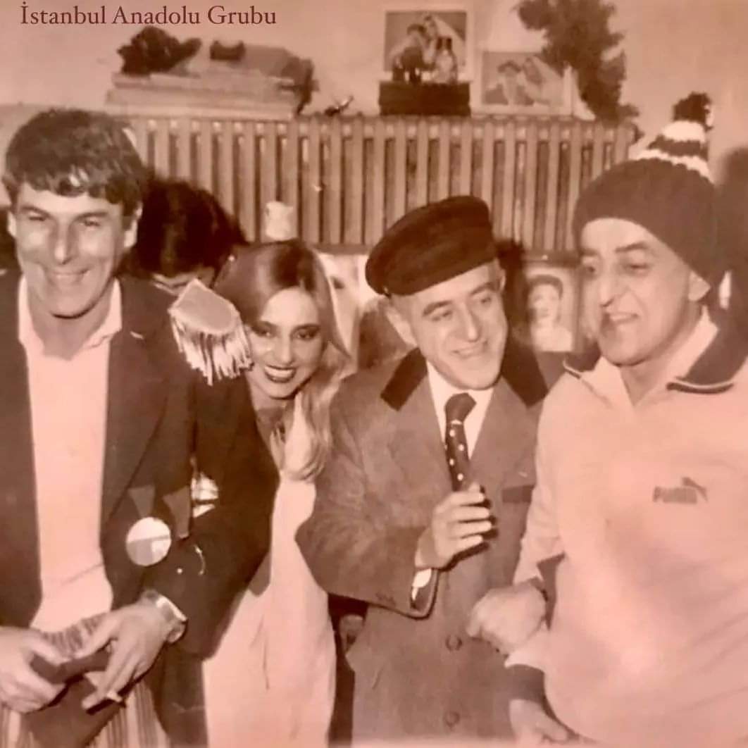 Sakıp Sabancı, kendisinin çokça taklidini yapan değerli oyuncu Üstün Asutay ve değerli oyuncu Ercan Yazgan ile  beraber.

#Nostalji
#sabancı #sakıpsabancı #sabanci
#istanbul