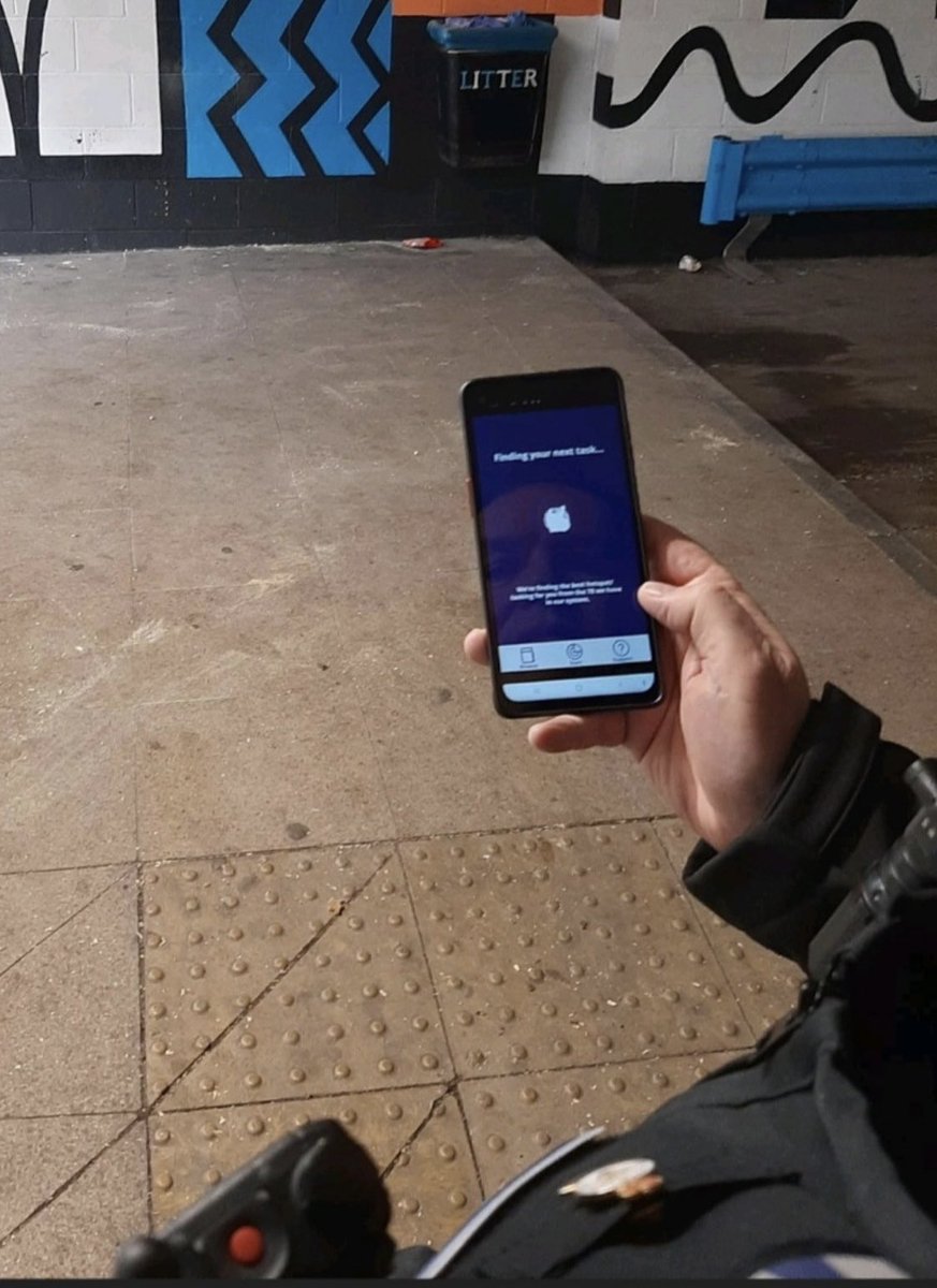 lewis_mayling's tweet photo. Officers using their mobile phones to be deployed to and accurately record their activity in hotspots #HotSpot #BackTheApp ๐ฅ๐๐๐ฎ๐ฝโโ๏ธ https://t.co/UcMk1iI5Am