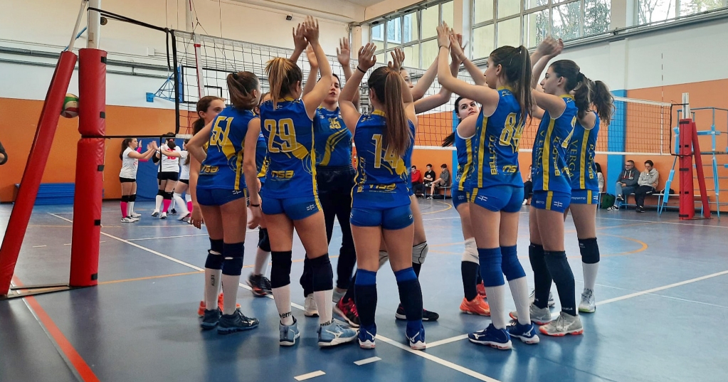 VolleyCermenate's tweet photo. 🏐 UNDER 16 CSI

Cermenate cade in casa di US Olympic 3-1 nella prima giornata di ritorno della seconda fase. Sul nostro sito (link in bio) la cronaca del match.

 ~ ~ ~ ~
#ForzaVirtus 💛💙💪🏻 #VirtusPallavoloCermenate #StrongTogether #VolleyBall #Volley #Pallavolo #Cermenate https://t.co/IgpBw0PNEH