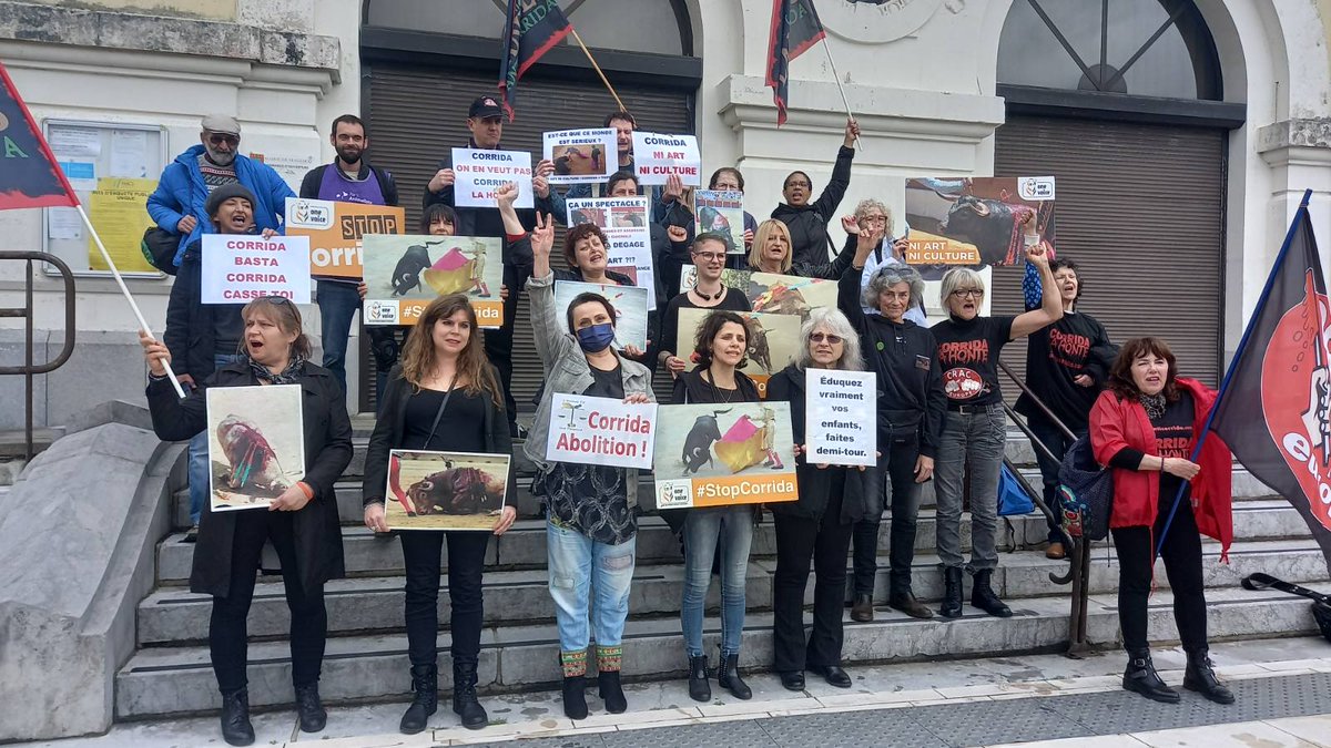 Animal1Personne's tweet photo. MANIFESTATION ANTI-CORRIDA #Magescq 
Avec @CRAC_Europe @Lisa40_64 cerise, @LandesAntiCo One Voice Gironde @onevoiceanimal (Julia), Jonathan (Parti animaliste) et tous les autres militants. Merci à toutes et à tous.
#CorridaAbolition 
@sudouest https://t.co/F0F5LKb5zr