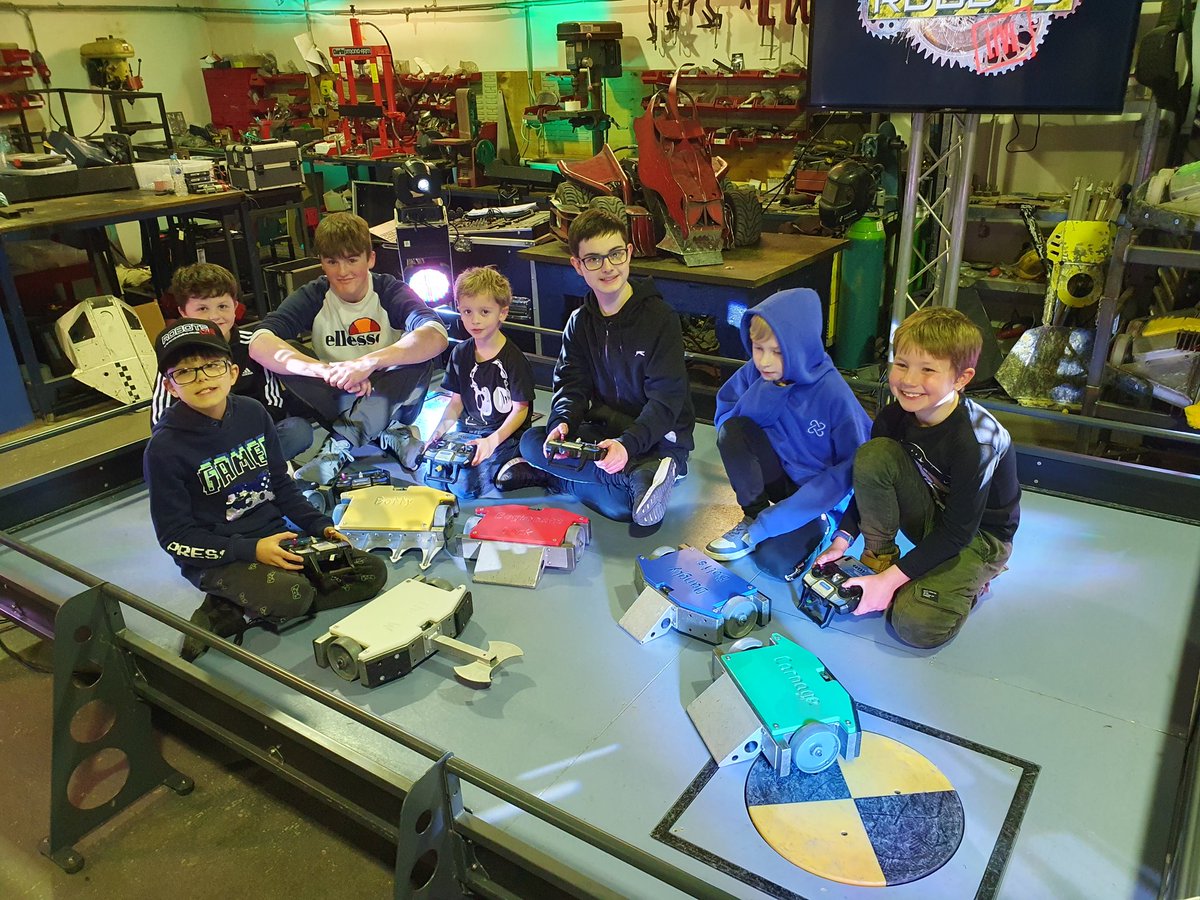 RobotsLive's tweet image. We had a great day today running our first ever 'Be a Roboteer' event. 

We hope all that came enjoyed it, if you want to attend one if the future, keep an eye out this week as we'll be announcing some more dates!  

#robotslive #robotwars #battlebots #STEM