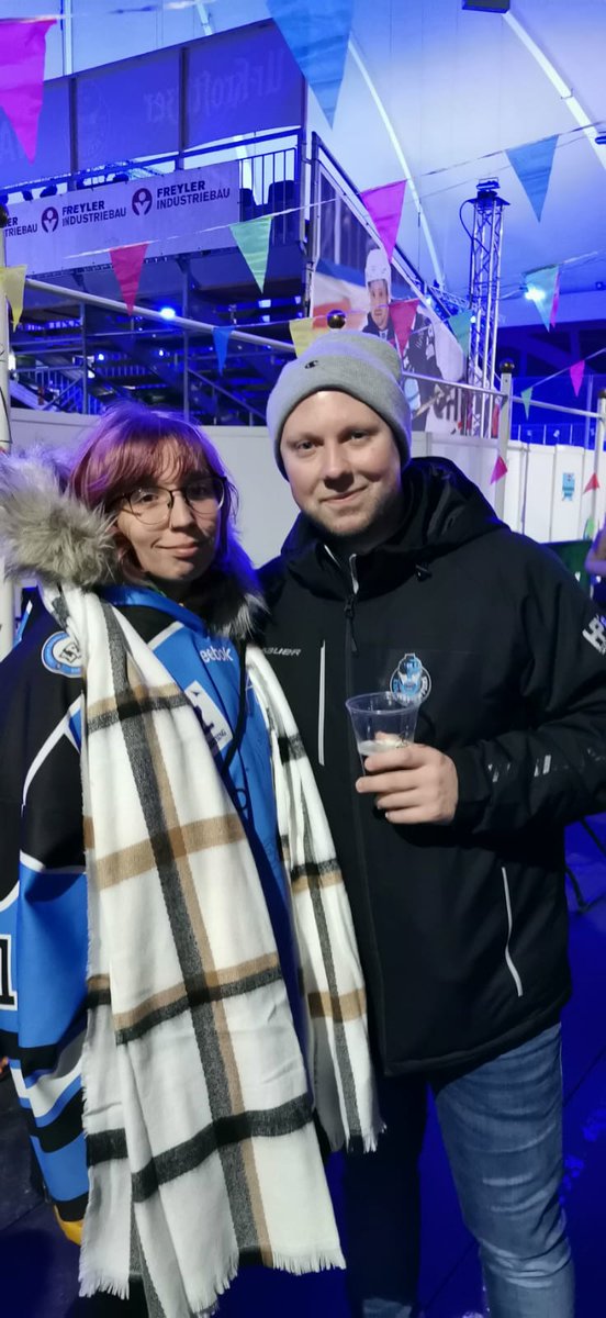 Miss_Nase's tweet photo. Erlebnisse meiner ersten Saison von @IceFightersLei
1 x ignoriert von Eichi 😂
2 x an/aus gelacht von Glatzel
5 Bilder mit Burns
Zum Geburtstag Trikot überreicht von Burns und seinen Schläger geschenkt bekommen.
Gelunge erste Saison. Ich freue mich auf die weiteren. 💙🤍 https://t.co/ioxzTIbjDx