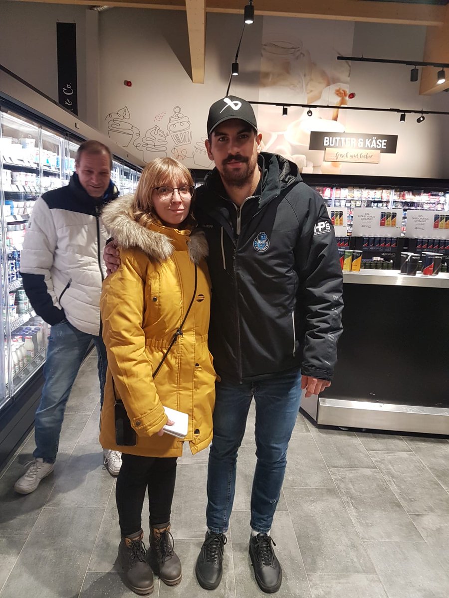 Miss_Nase's tweet photo. Erlebnisse meiner ersten Saison von @IceFightersLei
1 x ignoriert von Eichi 😂
2 x an/aus gelacht von Glatzel
5 Bilder mit Burns
Zum Geburtstag Trikot überreicht von Burns und seinen Schläger geschenkt bekommen.
Gelunge erste Saison. Ich freue mich auf die weiteren. 💙🤍 https://t.co/ioxzTIbjDx
