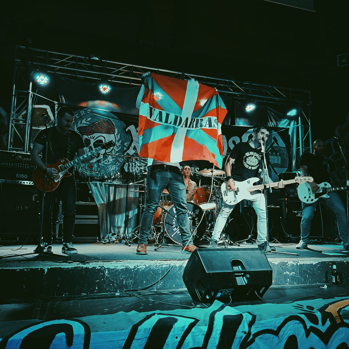 AdictosValderas's tweet photo. [XIII ANIVERSARIO DE VALDARRAS]

El pasado viernes 3 de marzo tuvo lugar la celebración de nuestro decimotercer aniversario en la Sala Vizzio de Alcorcón.

Los allí presentes pudimos disfrutar en directo de Arene6 y Filax y de las distintas pinchadas en vinilo.

¡Gracias a todxs! https://t.co/EdJvZiPdMB