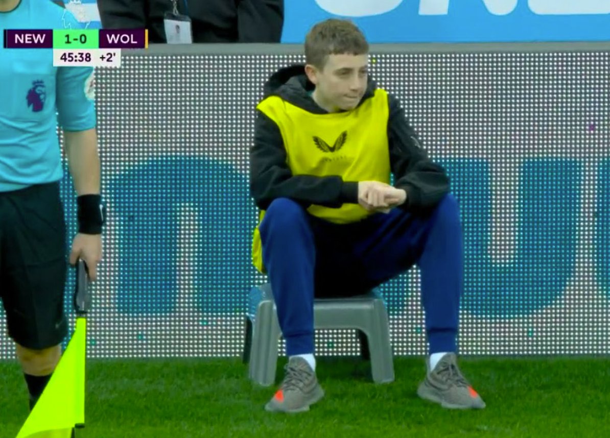 NUFCBlogcouk's tweet photo. Can we talk about this lad's first touch? 😂👏

Sign him up! 

#NUFC #NEWWOL https://t.co/xjU6HCjklk