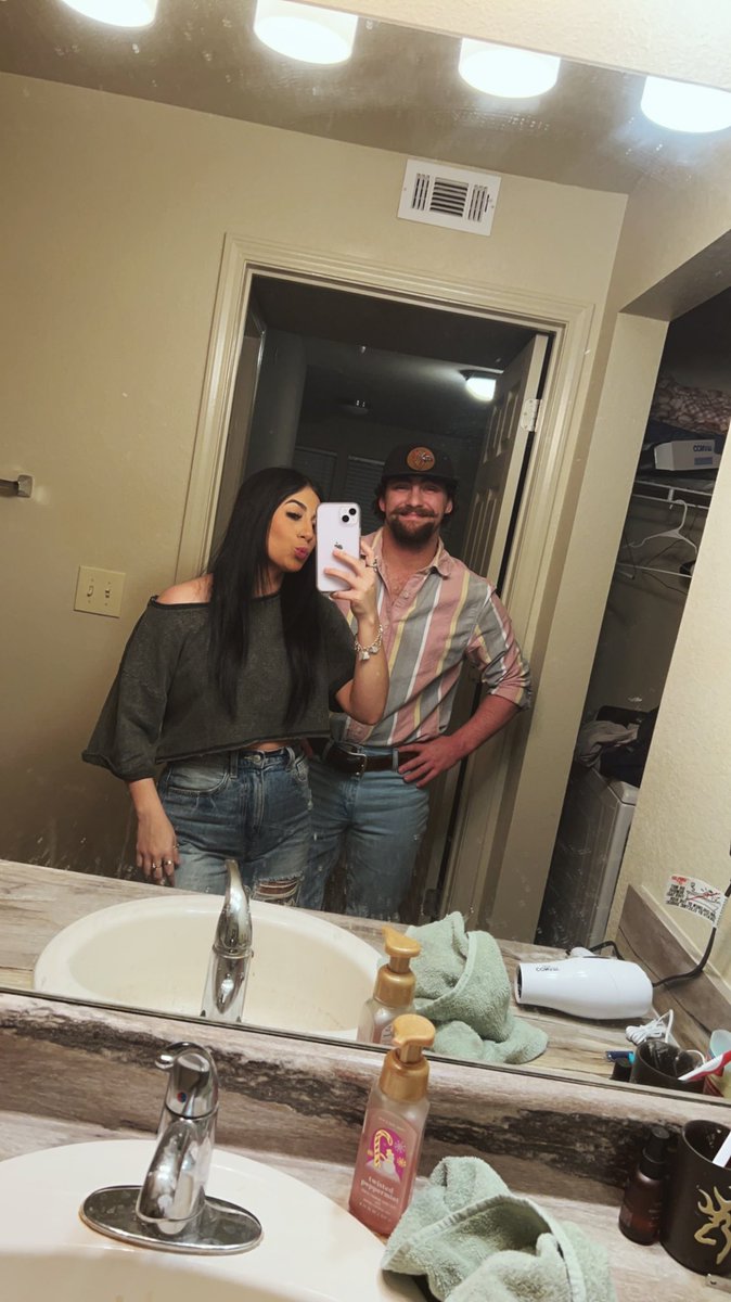 kayleechometaa's tweet photo. best friends &amp; @WilliamCGreen https://t.co/n8jEEVyxcr