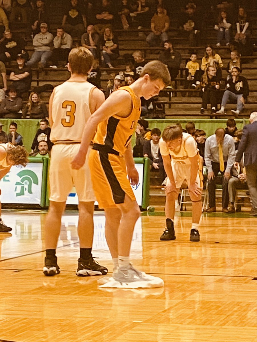 TilmonClark's tweet photo. #𝗪𝗘𝗼𝘃𝗲𝗿𝗠𝗘

“The act of putting others before yourself for the betterment of the TEAM”

Jonny Manor seen here, wiping up the floor during the regional championship.  

He also was the spark plug for his team playing all 32 minutes of the game‼️🤯 https://t.co/D2YrwwfLIf