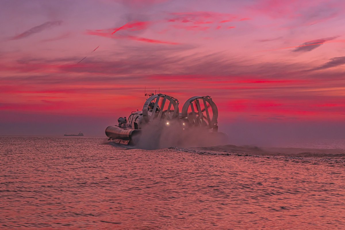 danwardle881's tweet photo. Hovercraft launch under a stunning sunset

#photograghy #fujifilm_xseries @FujifilmX_US #Portsmouth #sunsetlovers https://t.co/FxFWYR9bYS