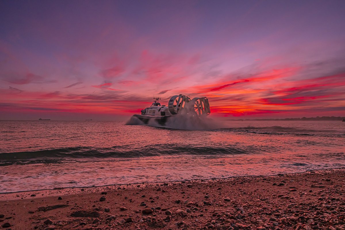 danwardle881's tweet photo. Hovercraft launch under a stunning sunset

#photograghy #fujifilm_xseries @FujifilmX_US #Portsmouth #sunsetlovers https://t.co/FxFWYR9bYS