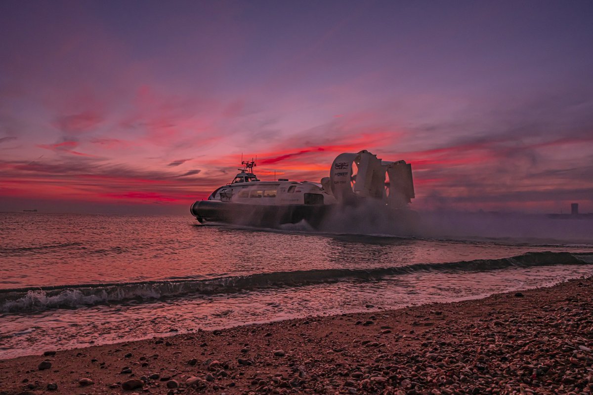 danwardle881's tweet photo. Hovercraft launch under a stunning sunset

#photograghy #fujifilm_xseries @FujifilmX_US #Portsmouth #sunsetlovers https://t.co/FxFWYR9bYS