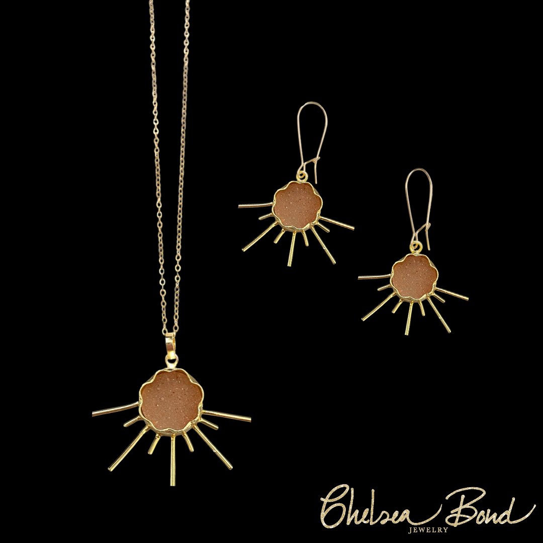 ChelseaBondGirl's tweet photo. We captured the island magic and mystery of Tahiti's moonlit waters and turned it into a sparkling, wearable creation 🌙🌴

The Midnight in Tahiti Necklace &amp; Earrings are handcrafted with an agate #druzy sunburst pendant &amp; 14k gold-filled materials.

Shop:
https://t.co/iltq9RIVMV https://t.co/ITgTkzLXuk