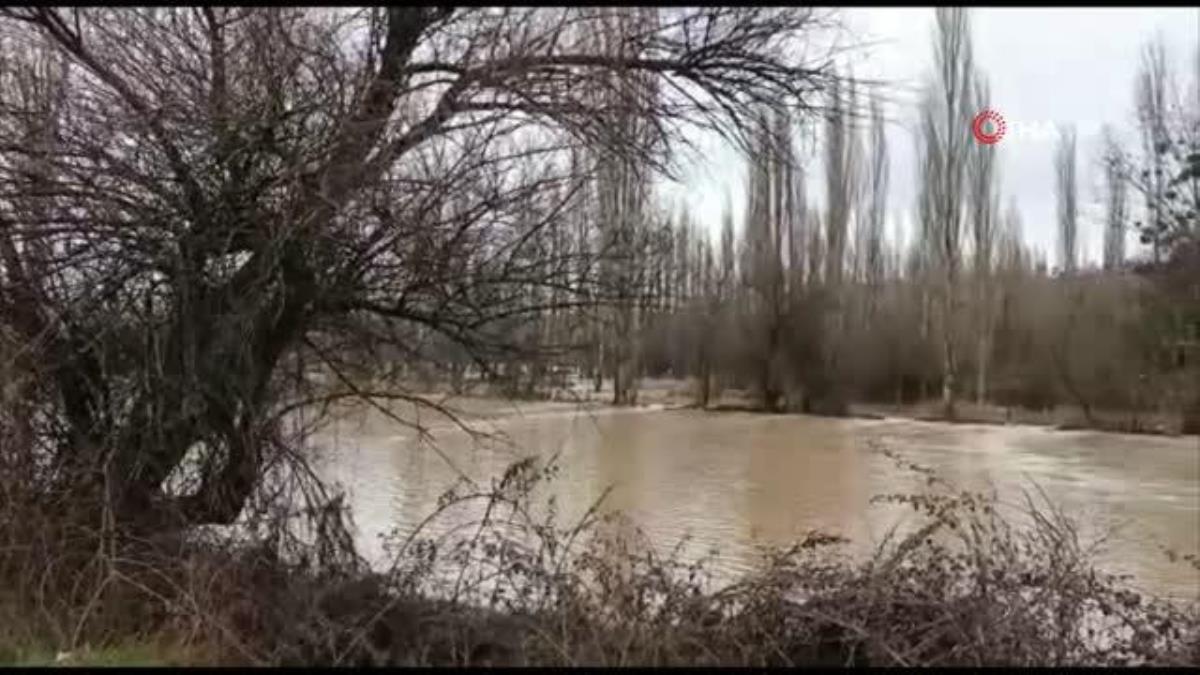 2 gündür devam eden yağışlar Gediz Çayı'nı taşırdı dlvr.it/Skn1h9