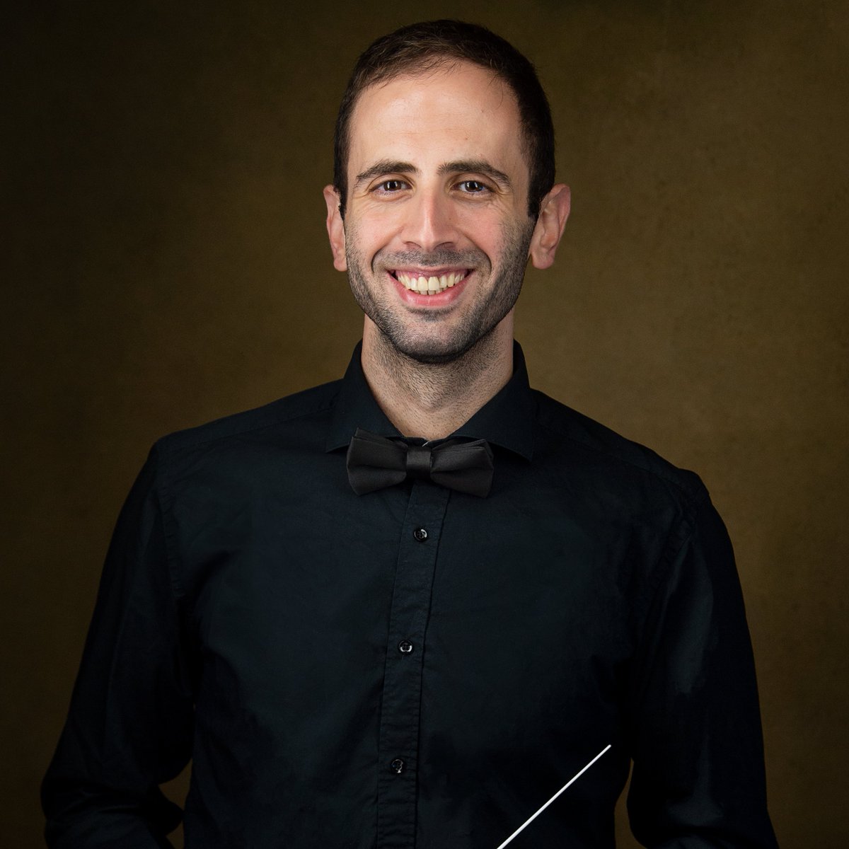 #meetthecompetitors
Introducing @K0Terzakis, aged 28 from Greece 🇬🇷

Konstantinos studied at @RCStweets and has been working with the @TheCBSO as one of their Assistant Conductors in the 2022/23 season. 

Watch Konstantinos introduce himself: donatellaflickcompetition.com/konstantinos-t…