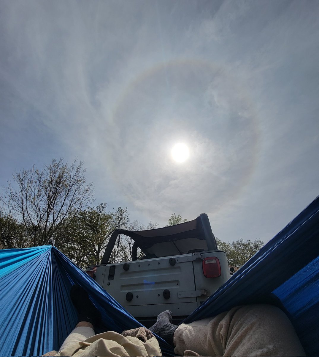 Stopped taking myself seriously and I just sleep and bathe in the sun 🌞 ohhh shit theres a halo around the sun! Banger 🤣🤣🤣