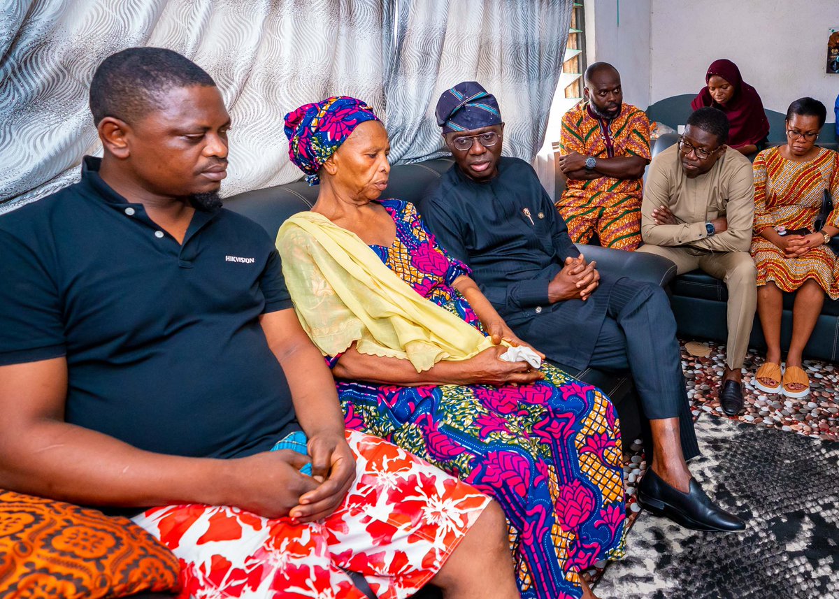 Opetuyii's tweet photo. Lagos State Governor, Mr @jidesanwoolu visited the families of Esther Rokosu, Victoria Johnson and Aina Oreoluwa Juliana who lost their lives in the Bus/Train accident. 
@followlasg https://t.co/bbY9FlojNg