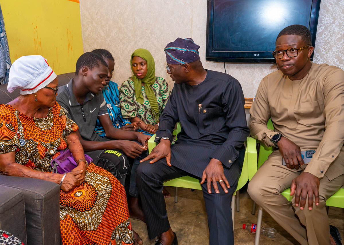 Opetuyii's tweet photo. Lagos State Governor, Mr @jidesanwoolu visited the families of Esther Rokosu, Victoria Johnson and Aina Oreoluwa Juliana who lost their lives in the Bus/Train accident. 
@followlasg https://t.co/bbY9FlojNg