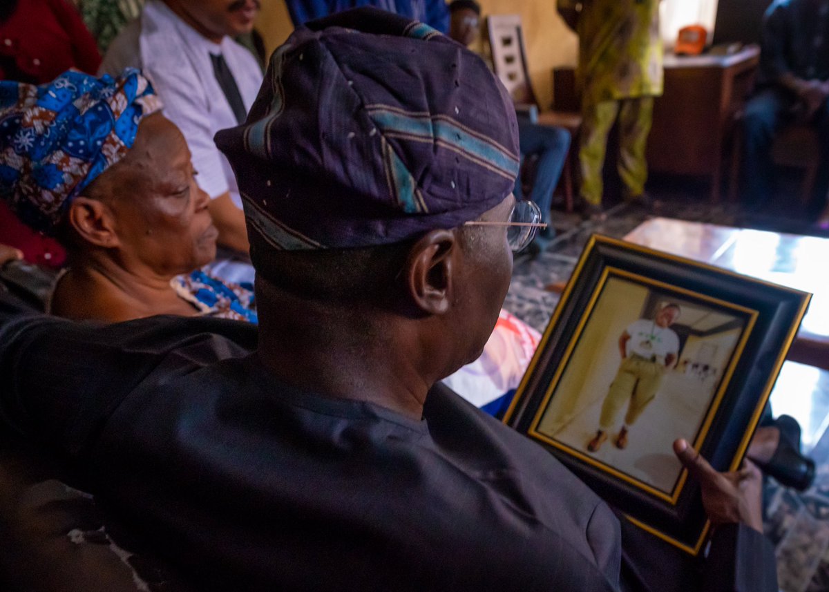 Opetuyii's tweet photo. Lagos State Governor, Mr @jidesanwoolu visited the families of Esther Rokosu, Victoria Johnson and Aina Oreoluwa Juliana who lost their lives in the Bus/Train accident. 
@followlasg https://t.co/bbY9FlojNg