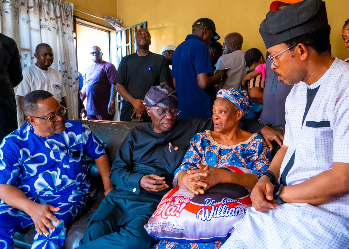 Opetuyii's tweet photo. Lagos State Governor, Mr @jidesanwoolu visited the families of Esther Rokosu, Victoria Johnson and Aina Oreoluwa Juliana who lost their lives in the Bus/Train accident. 
@followlasg https://t.co/bbY9FlojNg