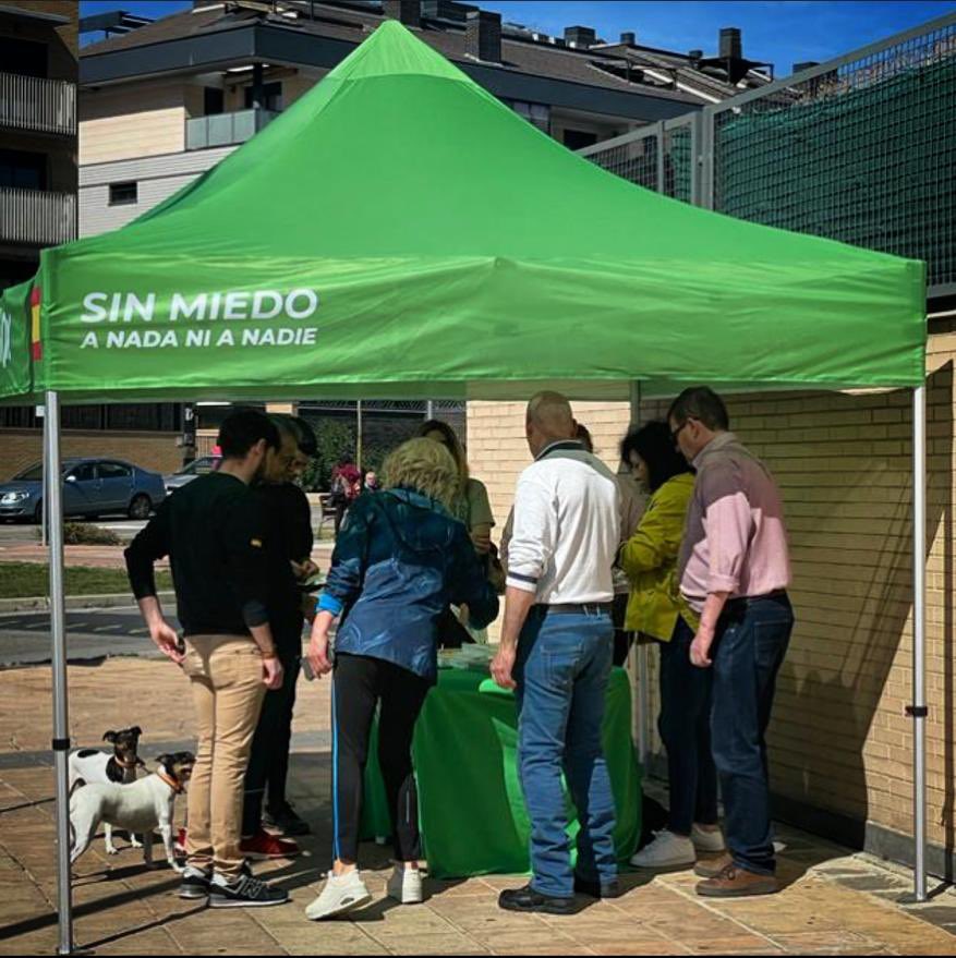 VOX_Pinto1's tweet photo. No hay una sola calle ni un solo barrio donde decenas de pinteños no nos transmitan su cariño y aliento.
Esta mañana atendiendo e informando a los vecinos en la Avda. Juan Pablo II.
🟢 #SeguimosCreciendo #CuidaPinto #CuidaLoTuyo #CuidaLoNuestro https://t.co/RenOSBx7sp