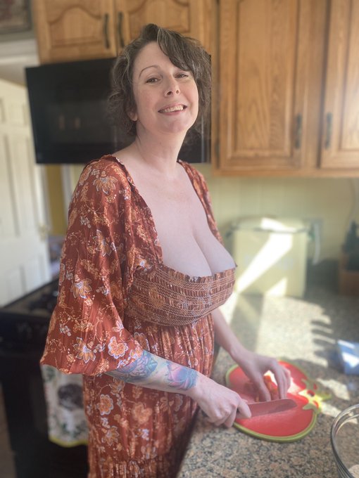 How a 44 year old &ldquo;cottagecore&rdquo; smut peddler spends her Sunday&hellip; baking pumpkin bread! https://t.co/M<a href="/tag/asswednesday"class="tags"><span>#asswednesday</span></a>