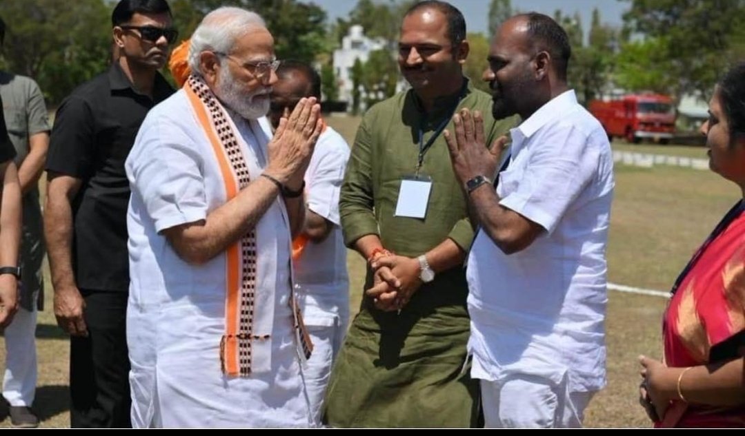 MadhunaikBunty's tweet image. This is #Rowdysheeter #Historysheeter Ravi also known as #fighterravi who is @BJP4Karnataka member at present. 

But allowing such history sheeter to Meet  #PM @narendramodi in #Mandya was nothing but promotion of Rowdy activities says @INCKarnataka