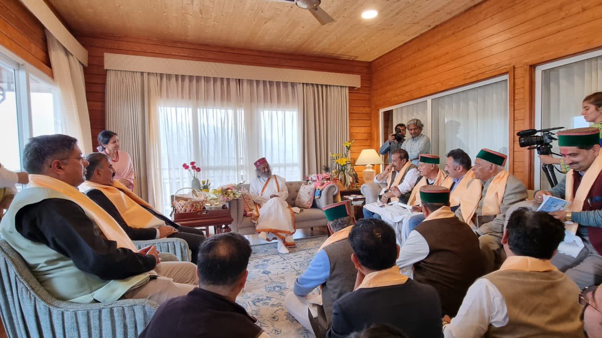 Gurudev's tweet photo. Hon. CM of Himachal Pradesh @SukhuSukhvinder visited the @ArtofLiving Ashram in Dharamshala &amp; requested we implement the ‘Drug-Free India’ campaign in the state. https://t.co/2O11m40nLU