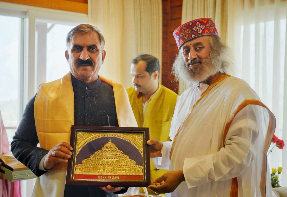 Gurudev's tweet photo. Hon. CM of Himachal Pradesh @SukhuSukhvinder visited the @ArtofLiving Ashram in Dharamshala &amp; requested we implement the ‘Drug-Free India’ campaign in the state. https://t.co/2O11m40nLU