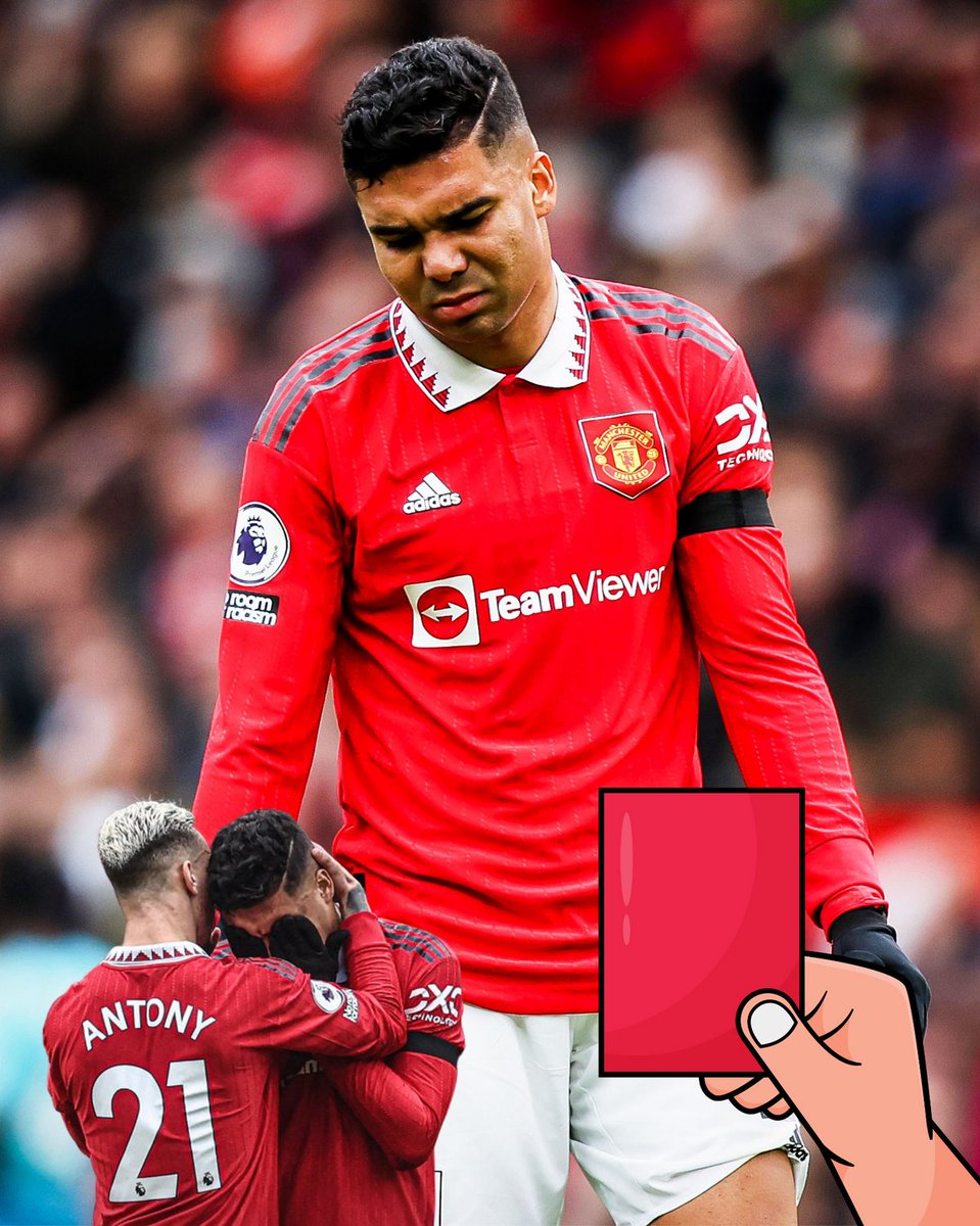 2korada's tweet photo. Casemiro was brought to tears after receiving his red card 🥺 following a challenge on Carlos Alcaraz.

34' Manchester United 0-0 Southampton. 

Photo: Manchester United (Twitter) https://t.co/vQN8oOgsnK