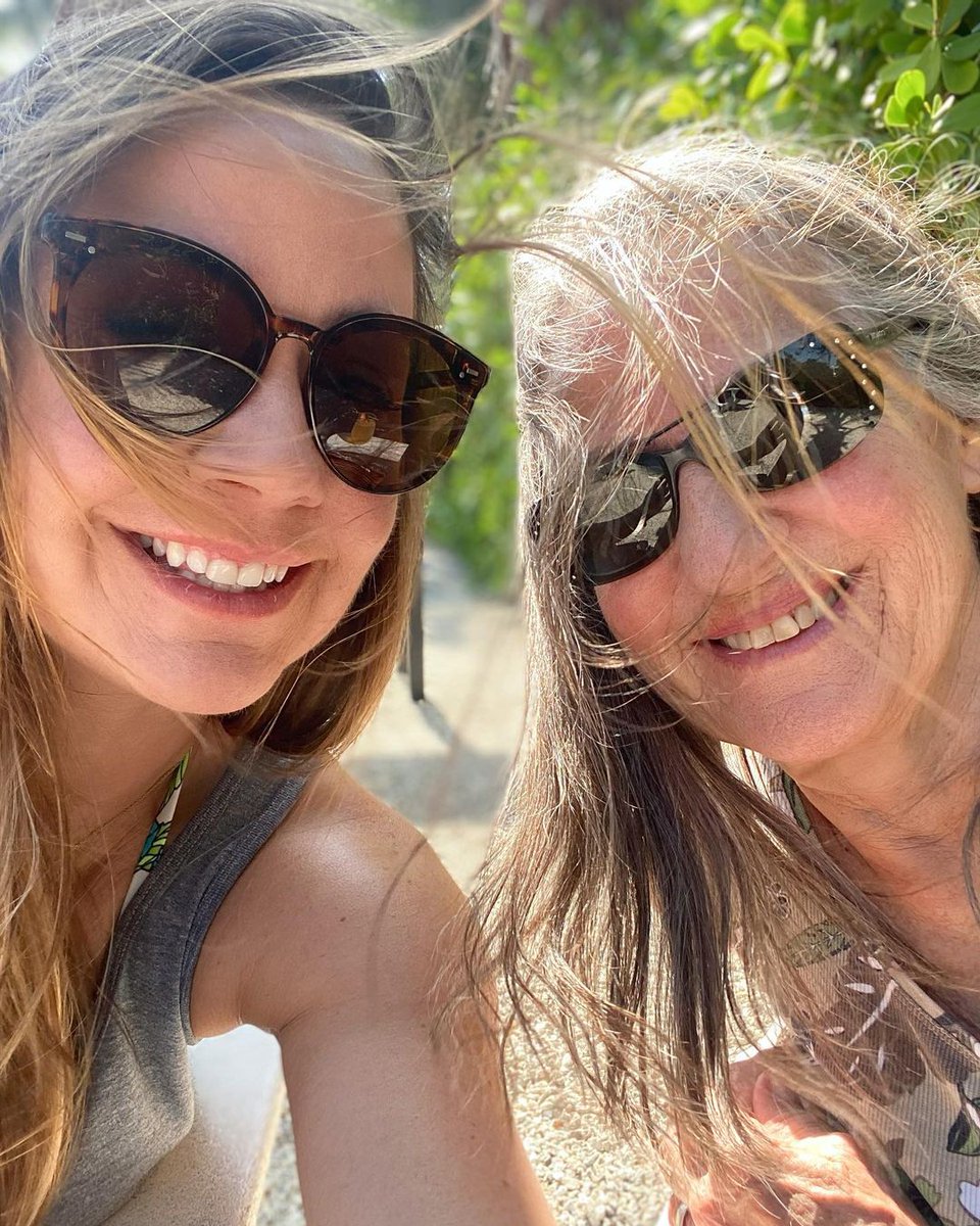 0xh9h's tweet photo. My mom's a true inspiration to me,i'm grateful for all she has done and continues to do.Her unwavering love helps shape me into the person I'm today,and I'll always look up to her as a role model and source of inspiration #WomensDay #PixCap @cau_voi @AdWarlow3287 @iam_marybanks https://t.co/ZvqqN6jT9H