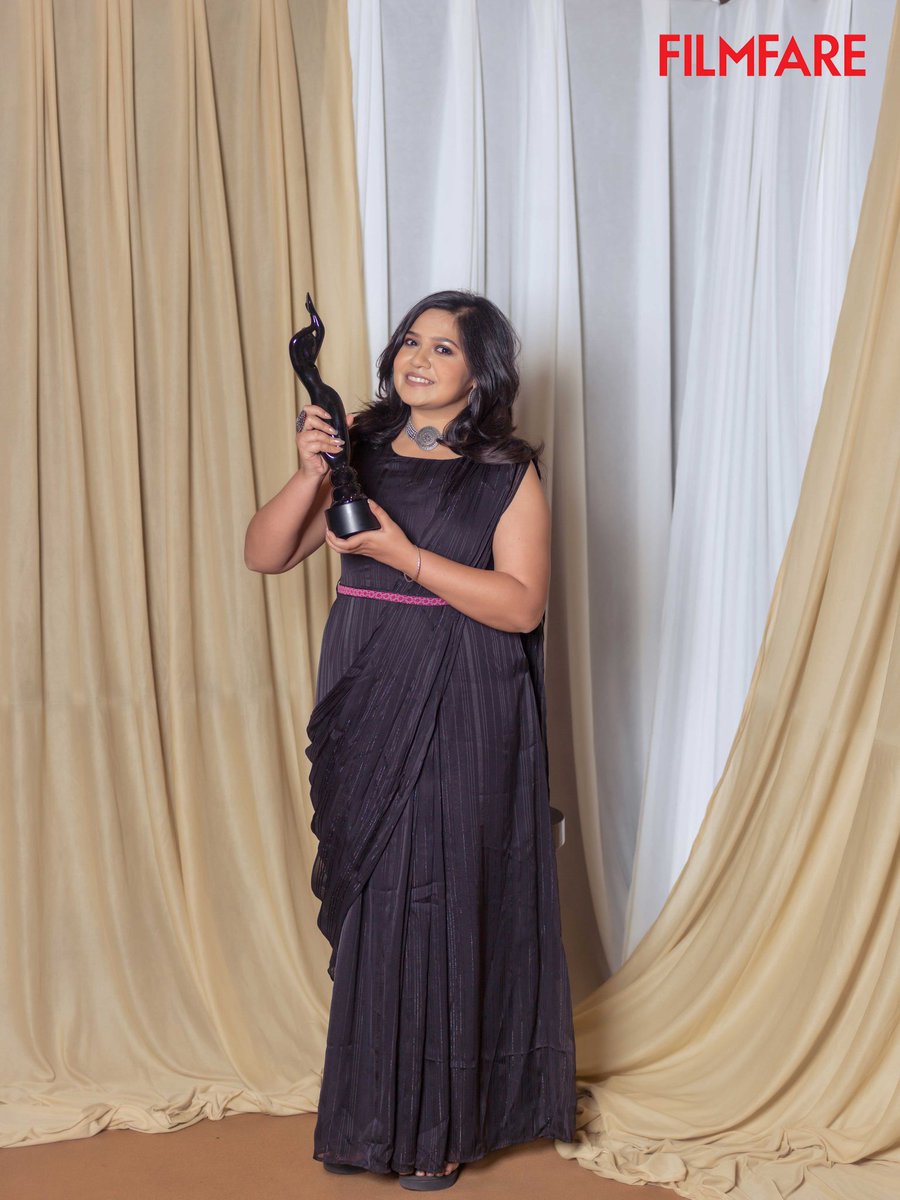 What a moment! 🌟

#PiyaliSamanta poses with her trophy after winning the award for Best Debut (Female) for #PriyoChinarPataItiSegun at the #JoyFilmfareAwardsBangla 2022. 

📷: Kaustav Saikia