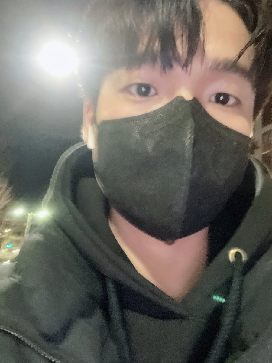 Clown9406's tweet photo. 갑자기 너무 추운거아냐? https://t.co/u5I0nYVSSF