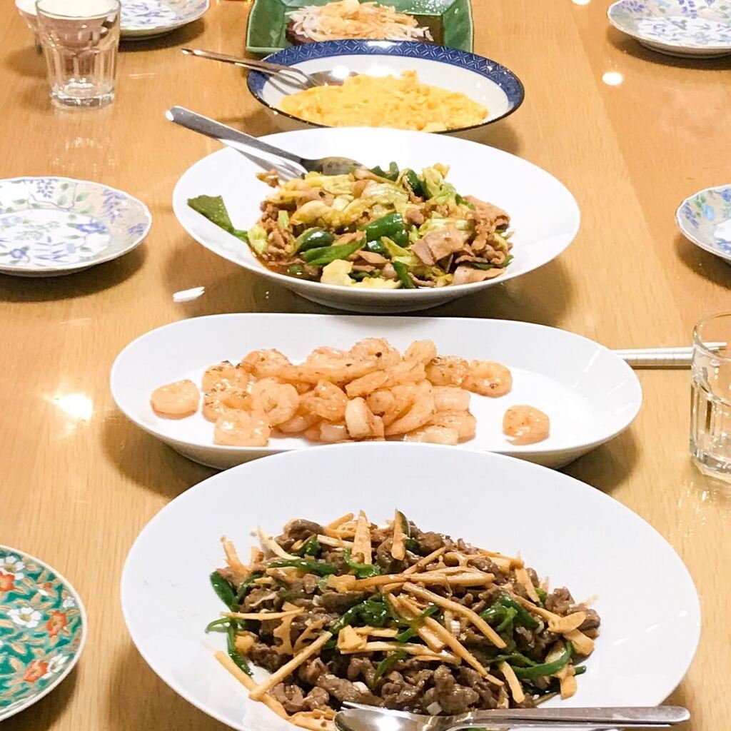 70_gome's tweet photo. 週末のパパ料理

時間がなかったので、時短で中華。
カツオの中華風カルパッチョ
青椒肉絲
エビのニンニク炒め
回鍋肉
カニ玉
でした。

時短と言いつつ1時間弱かかってしまった💦

みんなお腹空いてたのに・・・

#ゴメのパパ料理　#パパ料理　#週末のパパ料理 https://t.co/YzT9Ec2p8Y
