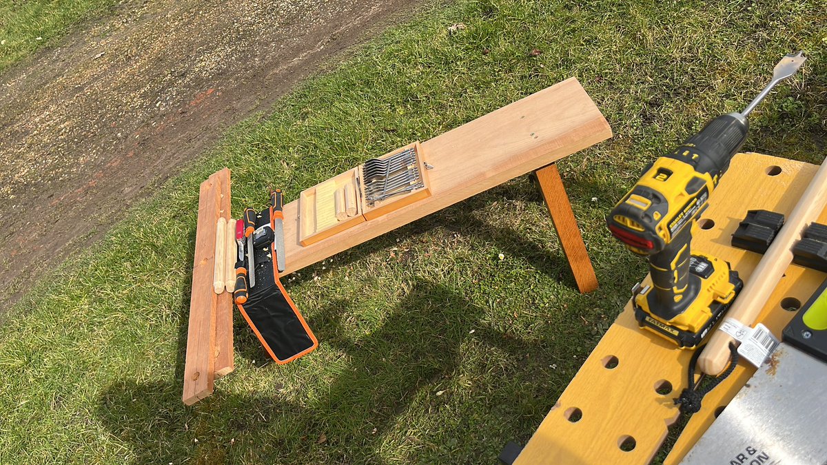 kirisute's tweet image. So today I made a shave horse! And I will using it make a selfbow greenwood longbow from ash. And eventually hopefully a full seasoned yew longbow! #bowmaking #medievalcraft